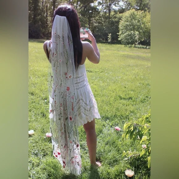 Wildflower Embroidered Veil - 63inches in Length - Picture 14 of 14